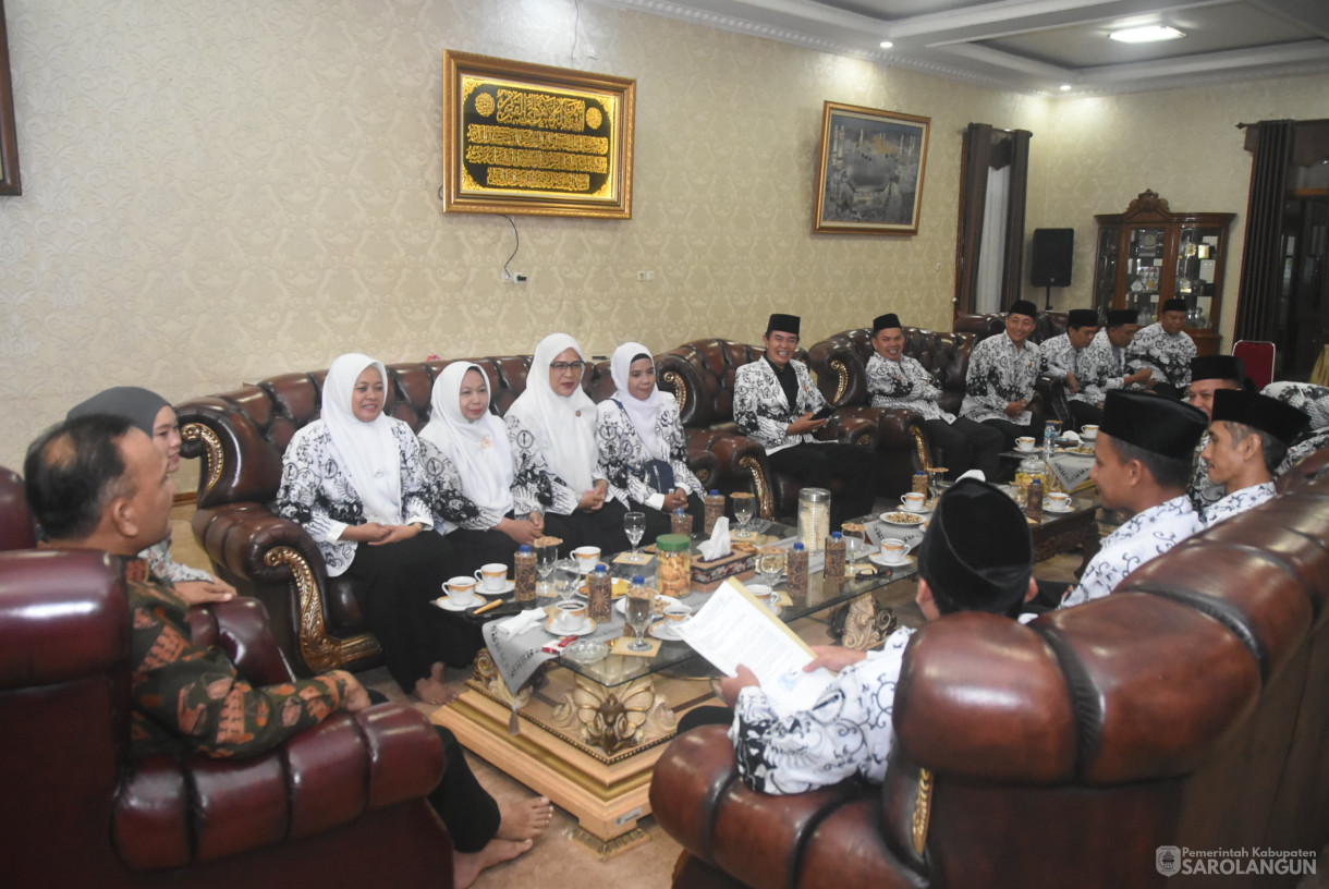 24 Juli 2025- Silaturahmi Dengan Pengurus PGRI&nbsp; di Rumah Dinas Bupati Sarolangun