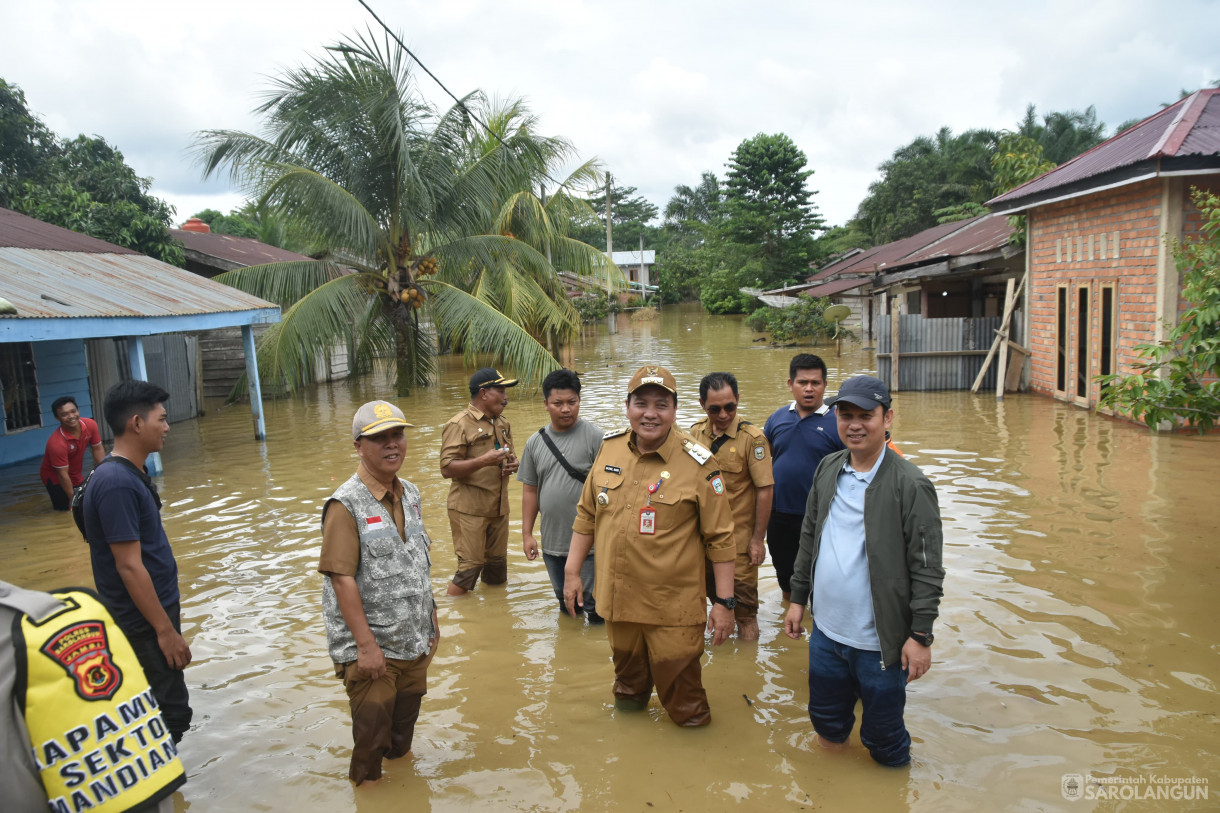 16 Januari 2024 - Meninjau Lokasi Terdampak Banjir Di Kecamatan Mandiangin