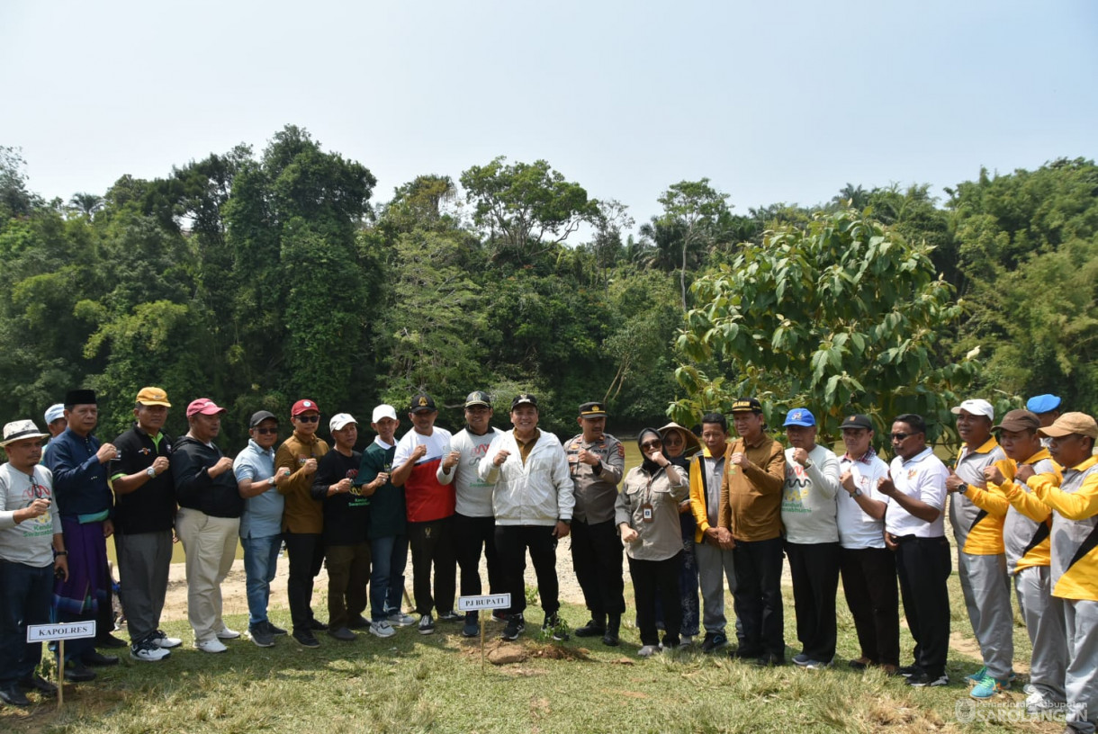 27 September 2023 - Penjabat Bupati Sarolangun Melakukan Penanaman Pohon di Desa Tanjung Gagak Kecamatan Bathin VIII