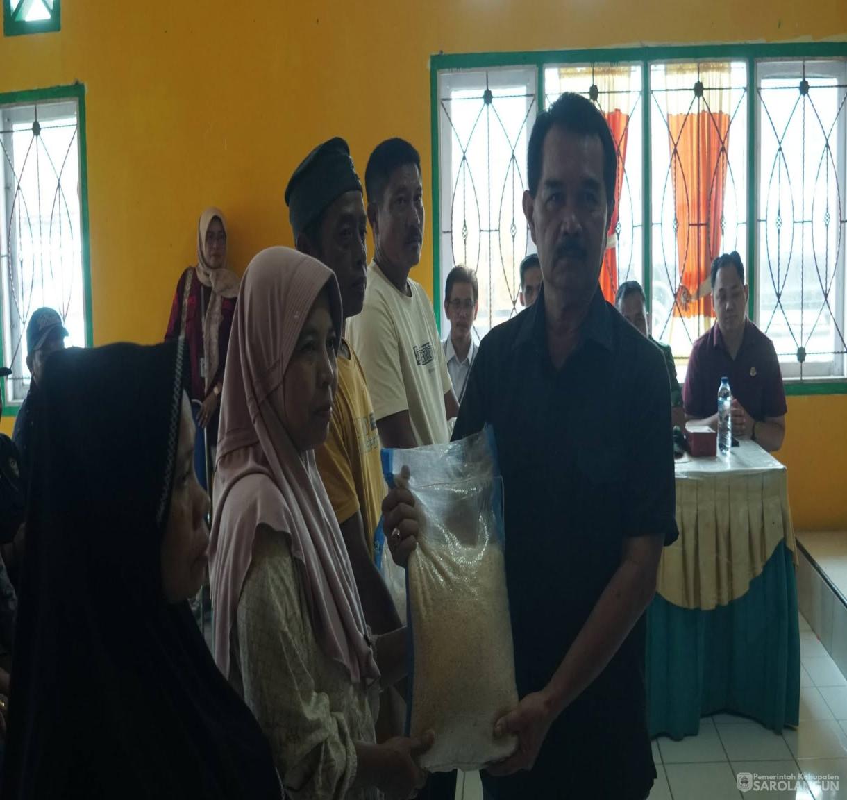 13 Juni 2026 Gubernur Jambi didampingi Wakil Bupati Sarolangun Menyerahkan Bantuan Beras Cadangan Pangan Pascabanjir di Kabupaten Sarolangun