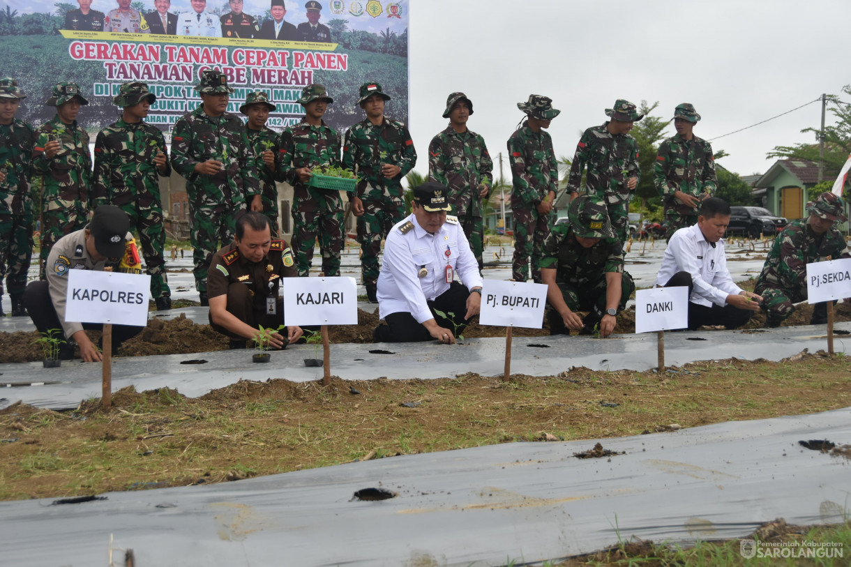 6 Maret 2024 – Tanam Cabe Bersama Forkopimda Di Lahan Kompi Senapan A Yonif 142 KJ