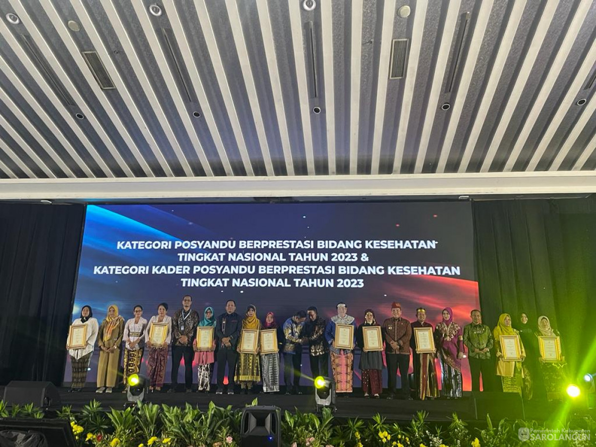 13 November 2023 - Penjabat Bupati Sarolangun Beserta Ketua TP PKK Sarolangun Menerima Penghargaan Kategori Posyandu Berprestasi Bidang Kesehatan Tingkat Nasional Tahun 2023 di Hotel Grand Sahid Jakarta