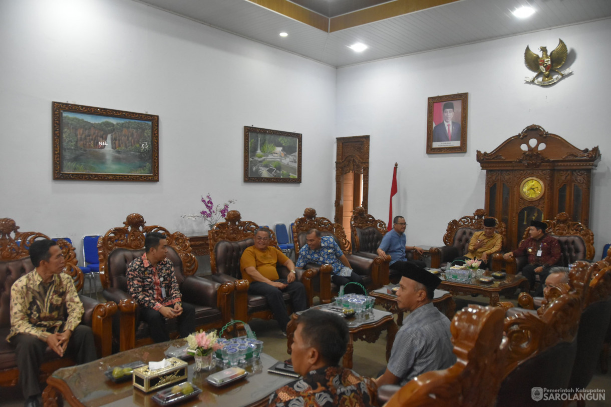 10 November 2023 - Penjabat Bupati Sarolangun Melakukan Penandatanganan Kesepakatan Bersama Antara Pemerintah Kabupaten Rejang Lebong Dengan Pemerintah Kabupaten Sarolangun Di Rumah Dinas Bupati Rejang Lebong