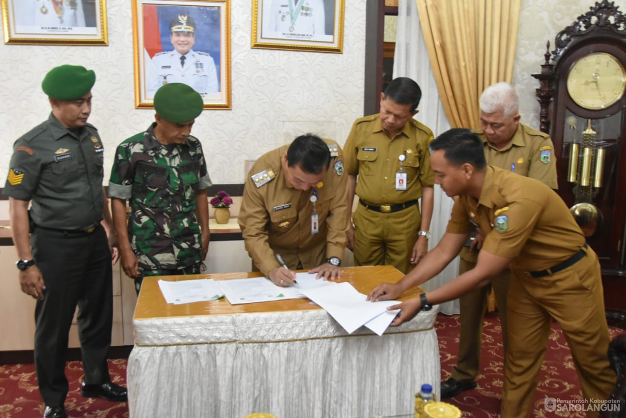 24 Oktober 2023 - Penjabat Bupati Sarolangun Menandatangani Kesepakatan Bersama Antara Pemerintah Kabupaten Sarolangun Dengan Topografi Angkatan Darat Kodam II Sriwijaya Palembang Di Rumah Dinas Bupati Sarolangun