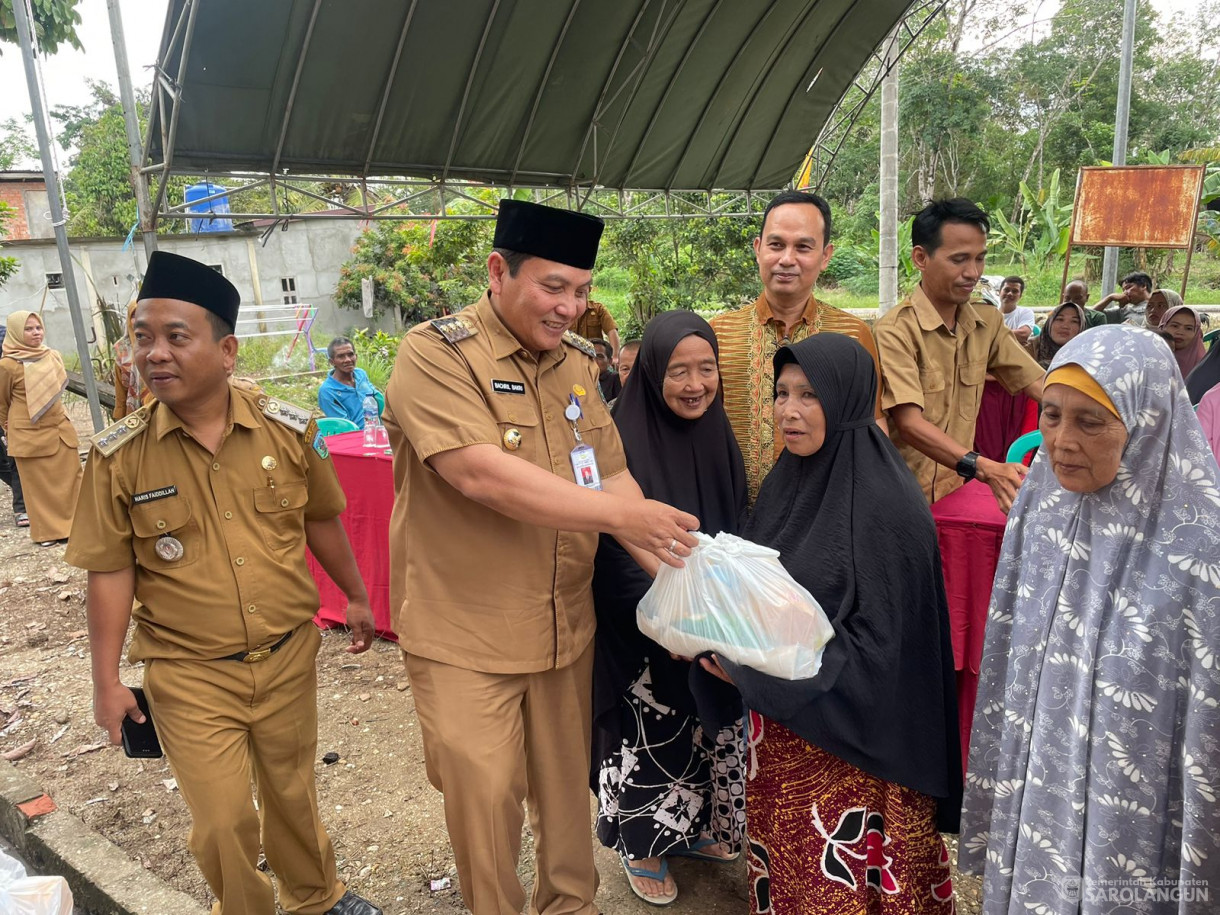 14 November 2023 - Penyerahan Bantuan Sembako Program Penanggulangan Kemiskinan Ekstrim di desa Gurun Tuo Kecamatan Mandiangin