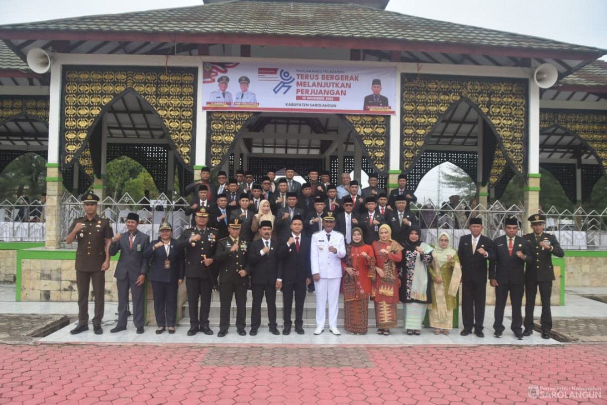 Upacara Peringatan Hari Sumpah Pemuda di Lapangan Gunung Kembang Sarolangun
