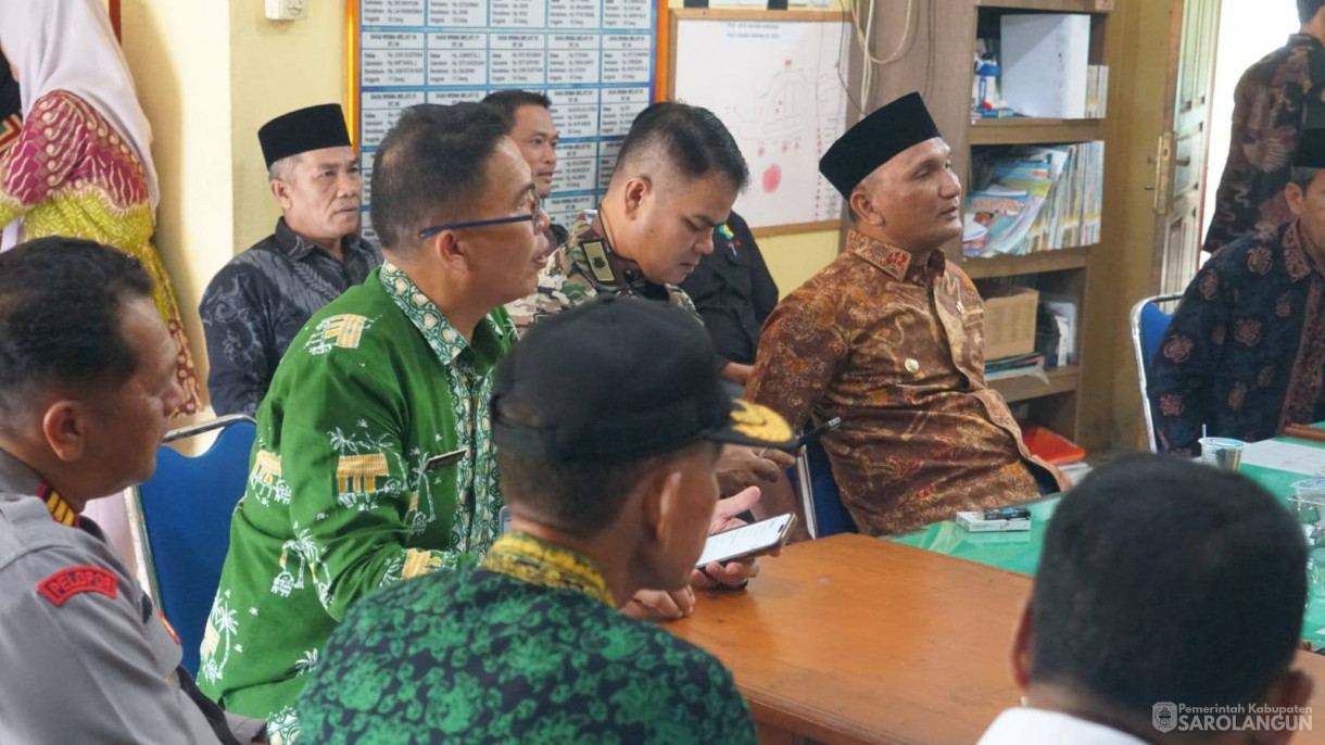 30 April 2026 Bupati Sarolangun Menyerahkan Bantuan Kepada Masyarakat Terdampak Banjir di Desa Lidung, Ladang Panjang, Bernai Dalam