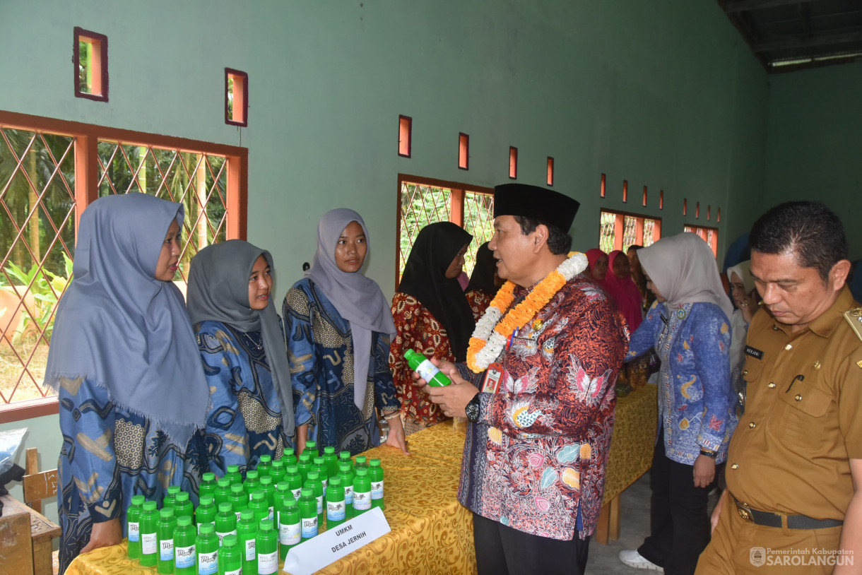 20 Juni 2024 - Penyerahan Bantuan Sembako Untuk Keluarga Miskin Ekstrim Dan Penyerahan Bantuan Makanan Untuk Pencegahan Stunting Di Kantor Desa Jernih Kecamatan Air Hitam