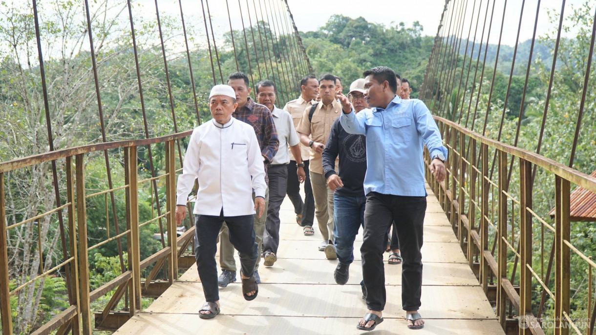 27 Februari 2026 Gubernur Jambi didampingi Bupati Sarolangun Beserta Jajaran Mengecek Kondisi Jembatan yang menghubungkan Desa Bathin Pengambang&nbsp; Tambak Ratu Kecamatan Batang Asai