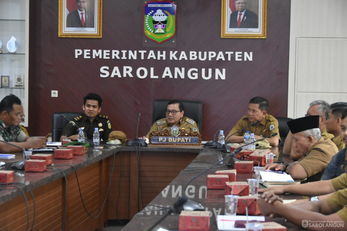 23 Oktober 2023 - Penjabat Bupati Sarolangun Menghadiri Zoom Meeting Rapat TPID Di Ruang Pola Kantor Bupati Sarolangun