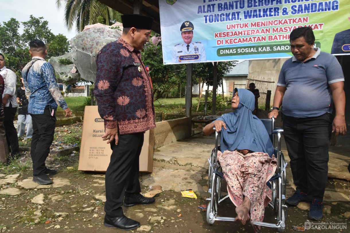 1 Februari 2024 - Memberikan Bantuan Kursi Roda Kepada Lansia Dalam Rangka Penanganan Kemiskinan Ekstrim Di Kecamatan Bathin VIII