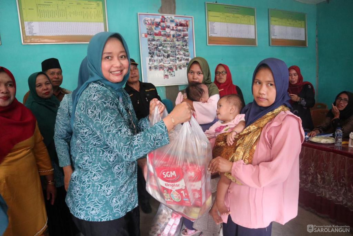 Senin,16 Oktober 2023, Ibu Penjabat Bupati Sarolangun selaku Ketua TP PKK dan Bunda PAUD Kab.Sarolangun melaksanakan kegiatan Penilaian Dasawisma,Parenting Bunda PAUD, dan Pemberian Bantuan Stunting di Desa Raden Anom Kecamatan Batang Asai