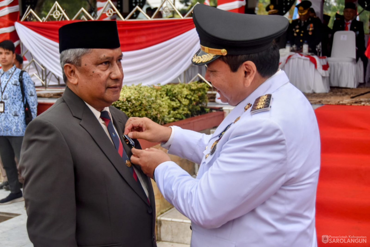 17 Agustus 2023 - Penjabat Bupati Sarolangun Dr. Ir. Bachril Bakri, M.App, Sc Memimpin Upacara Peringatan HUT RI ke-78 di Lapangan Gunung Kembang Sarolangun&nbsp;&nbsp;