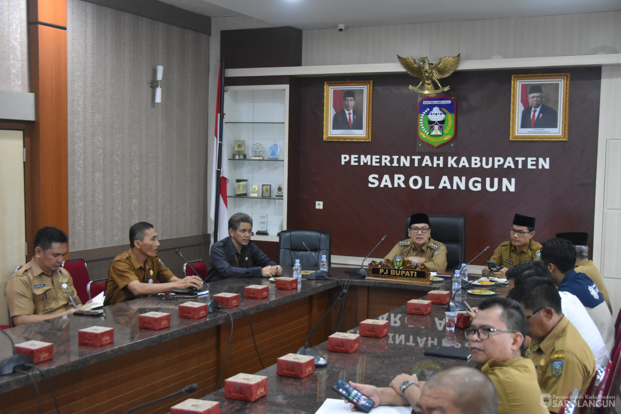 18 Desember 2023 - Rapat TPID Via Zoom Meeting Di Ruang Pola Utama Kantor Bupati Sarolangun