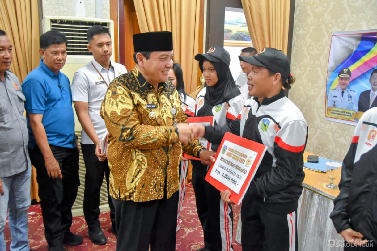 29 November 2023 - Penyerahan Dana Pembinaan Secara Simbolis Kepada Atlit Berprestasi Dan Pelatih Pasca Pekan Olahraga Provinsi Jambi XXIII Tahun 2023 Di Rumah Dinas Bupati Sarolangun