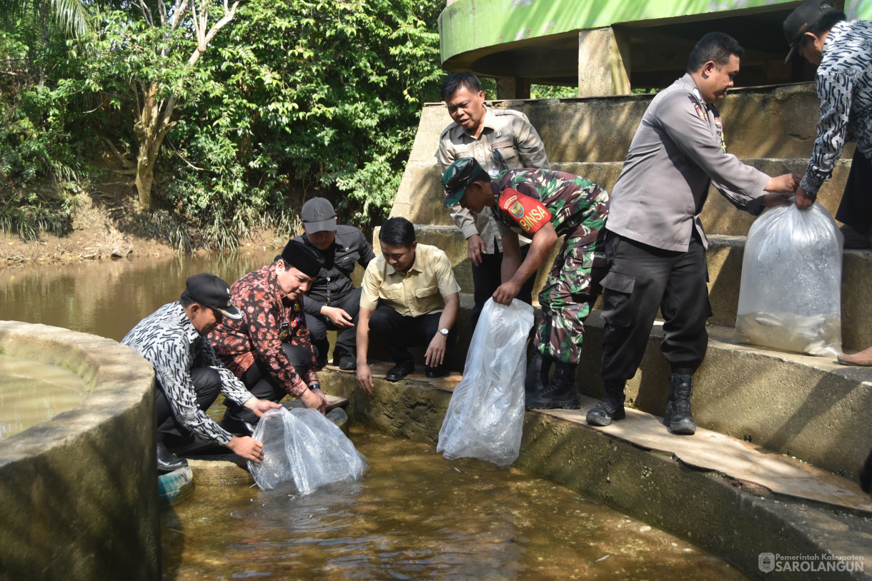 13 Juni 2024 - Penebaran Benih Ikan Di Wisata Sungai Singkut Desa Payolebar Kecamatam Singkut