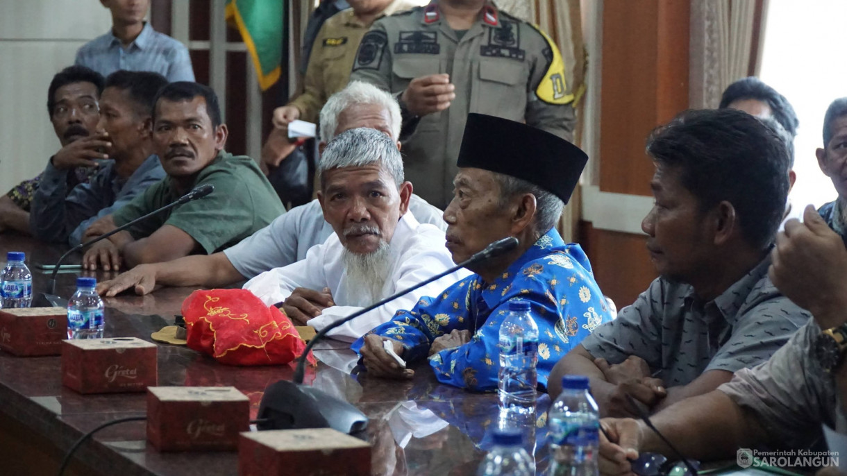 17 April 2026 Bupati Sarolangun Bersama Jajaran Forkopimda, Tokoh Adat, Tokoh Masyarakat Melaksanakan Rapat Penyelesaian Konflik Antara PT. SAL dan Warga Suku Anak Dalam di Ruang Pola utama Kantor Bupati Sarolangun