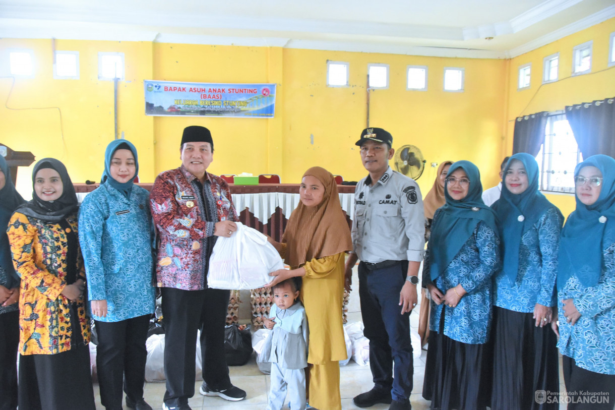 30 Maret 2024 - Penyerahan Bantuan Program Bapak Asuh Anak Stunting Untuk Keluarga Berisiko Stunting Di Kantor Camat Sarolangun