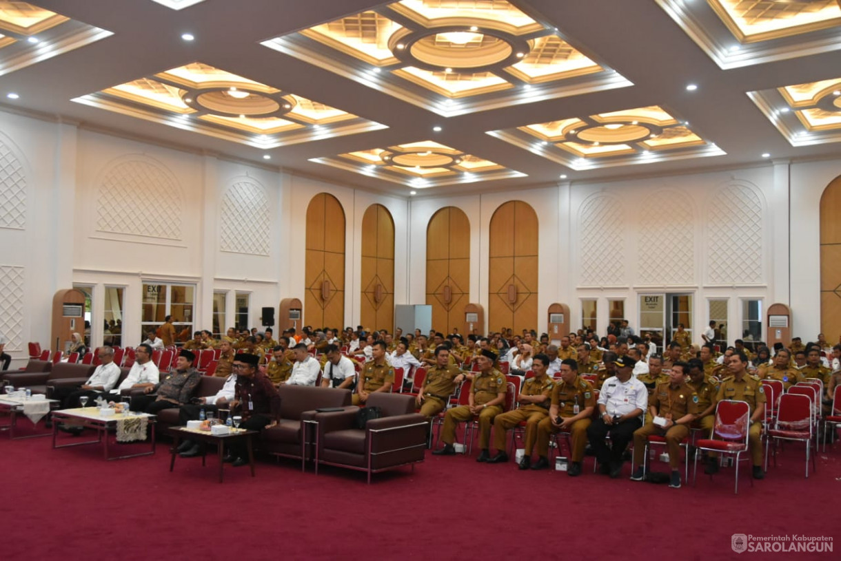 24 Oktober 2023 - Penjabat Bupati Sarolangun Menghadiri Rapat Koordinasi Camat di Aula Maulida Convention Centre Jambi