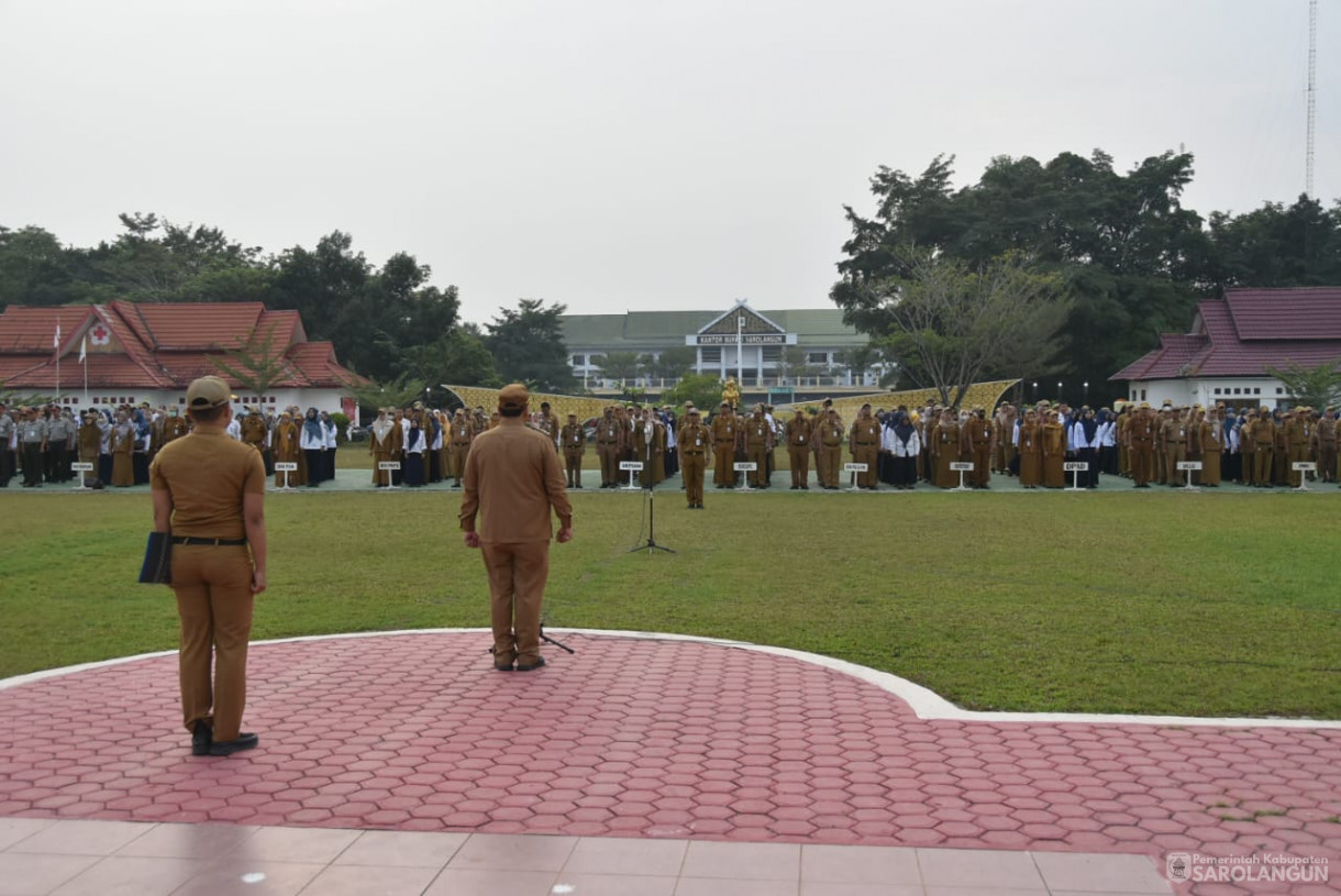 18 September 2023 - Penjabat Bupati Sarolangun Memimpin Apel Gabungan Sekaligus Memberikan Santunan JKM Dan Beasiswa Di Lapangan Gunung Kembang Sarolangun