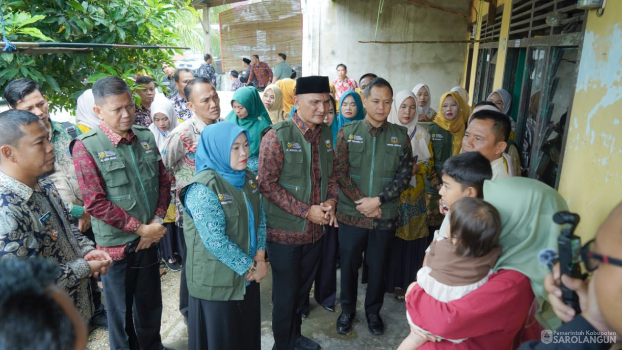 Mengunjungi Rumah Warga Resiko Stunting Sekaligus Memberikan Air Susu dan Menyuap Telur Rebus Kepada Warga yang Beresiko Stunting, Memberikan Bantuan Genting Berbakti Maju
