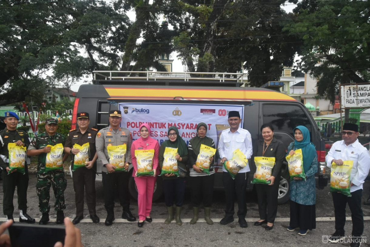 13 Agustus 2025 - Pembagian Bendera Merah Putih Kepada Masyarakat Dalam Rangka HUT RI Ke 80 di Depan Bank Jambi