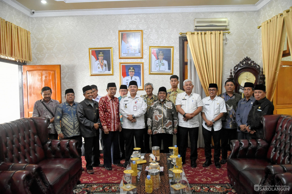 10 Januari 2024 - Silaturahmi Dengan Pengurus FKUB Provinsi Jambi Dan FKUB Kabupaten Sarolangun Di Rumah Dinas Bupati Sarolangun