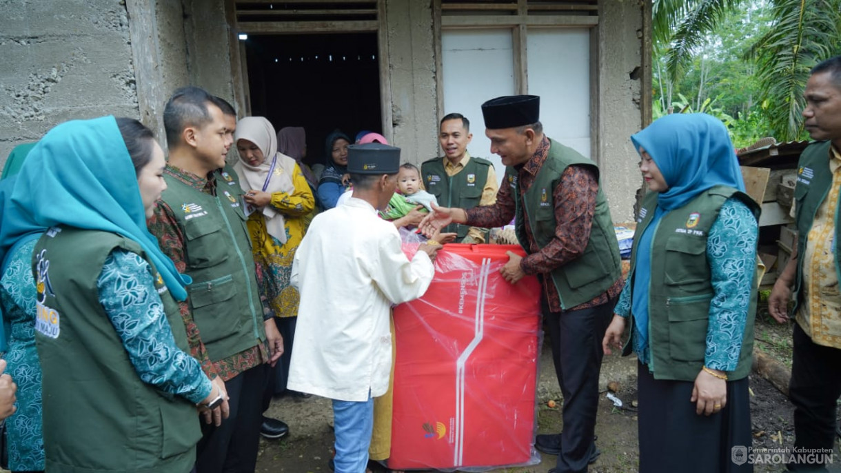 Mengunjungi Rumah Warga Resiko Stunting Sekaligus Memberikan Air Susu dan Menyuap Telur Rebus Kepada Warga yang Beresiko Stunting, Memberikan Bantuan Genting Berbakti Maju