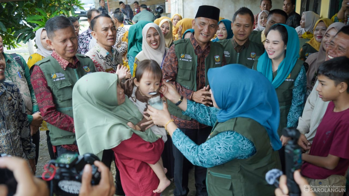 Mengunjungi Rumah Warga Resiko Stunting Sekaligus Memberikan Air Susu dan Menyuap Telur Rebus Kepada Warga yang Beresiko Stunting, Memberikan Bantuan Genting Berbakti Maju