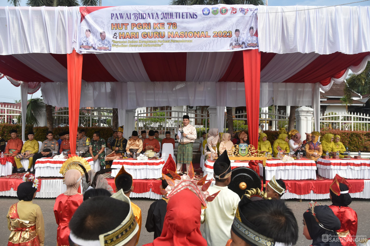 18 November 2023 - Penjabat Bupati Sarolangun Menghadiri&nbsp; Dan Membuka Pawai Budaya Multietnis Dalam Rangka HUT PGRI Ke 78 dan Hari Guru Nasional 2023 di Rumah Dinas Bupati Sarolangun