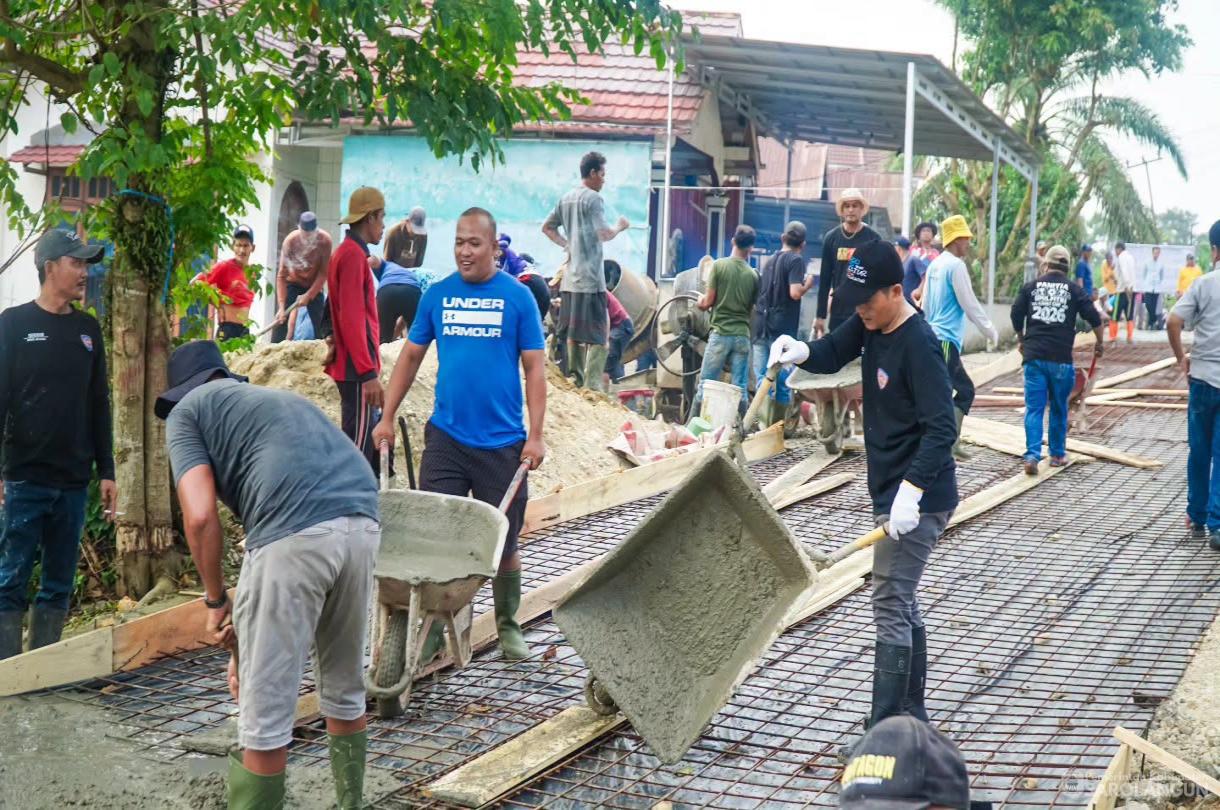 17 Juli 2026 Gotong Royong Perbaikan Jalan dalam Rangka Karya Skala Besar TNI 2026 di Desa Lubuk Sayak Kecamatan Pelawan