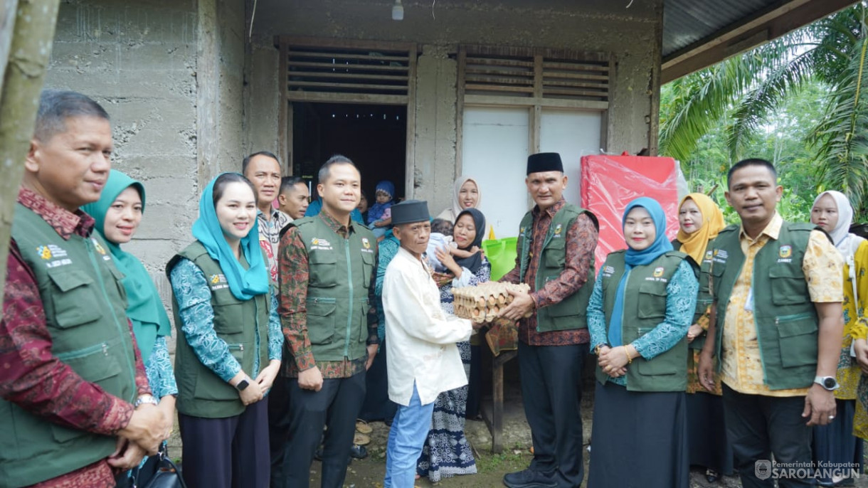 Mengunjungi Rumah Warga Resiko Stunting Sekaligus Memberikan Air Susu dan Menyuap Telur Rebus Kepada Warga yang Beresiko Stunting, Memberikan Bantuan Genting Berbakti Maju