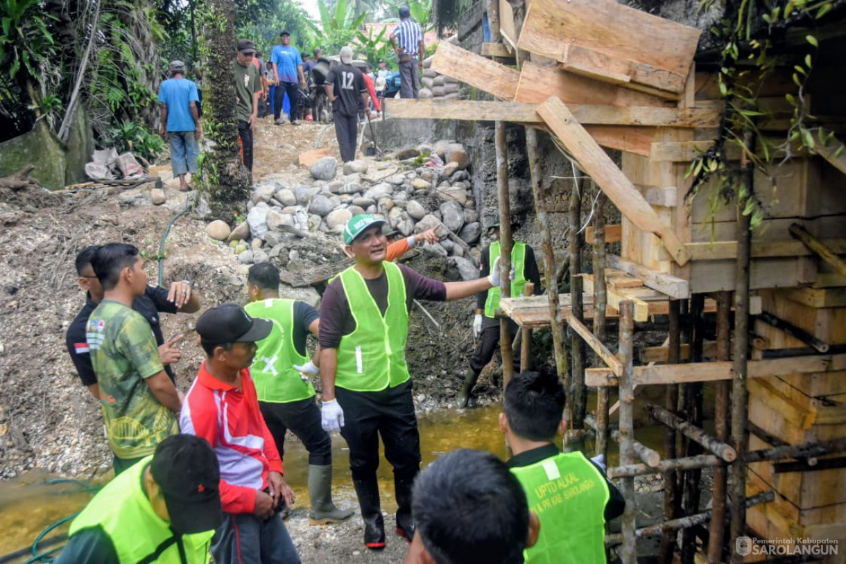 30 November 2025&nbsp; Gotong Royong Membangun Infrastruktur Bersama Masyarakat Desa Sungai Merah Kecamatan Pelawan