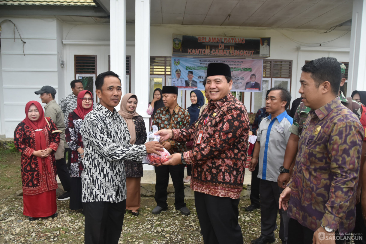 13 Juni 2024 - Gerakan Pasar Murah Daging Kerbau Sapi Ayam Dalam Rangka Menjaga Stabilitas Harga Daging Menyambut Hari Raya Idul Adha Di Kantor Camat Singkut