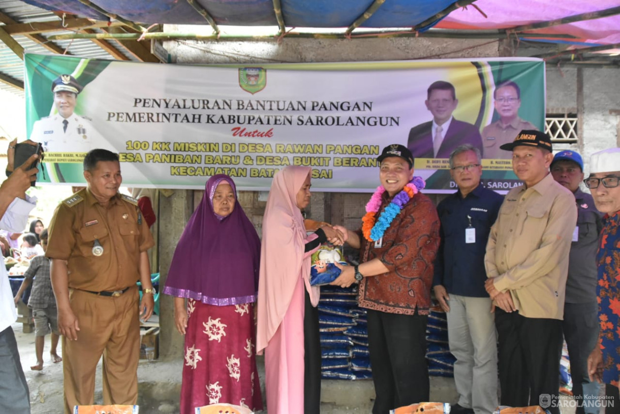 5 Oktober 2023 - Penjabat Bupati Sarolangun Melakukan Penyerahan Bantuan Pangan Berupa Beras Untuk 50 KK di Desa Paniban Baru dan Desa Bukit Berantai Kecamatan Batang Asai