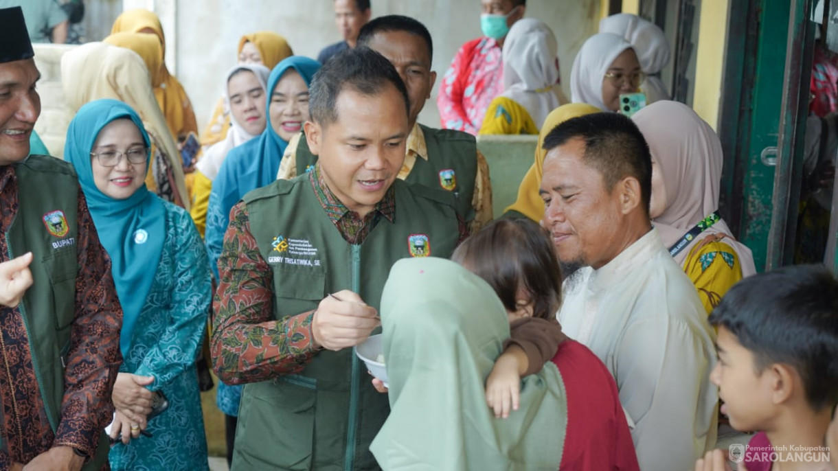 Mengunjungi Rumah Warga Resiko Stunting Sekaligus Memberikan Air Susu dan Menyuap Telur Rebus Kepada Warga yang Beresiko Stunting, Memberikan Bantuan Genting Berbakti Maju