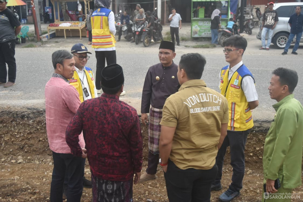 7 Oktober 2025&nbsp; Meninjau Pembangunan Jalan di Kecamatan Singkut