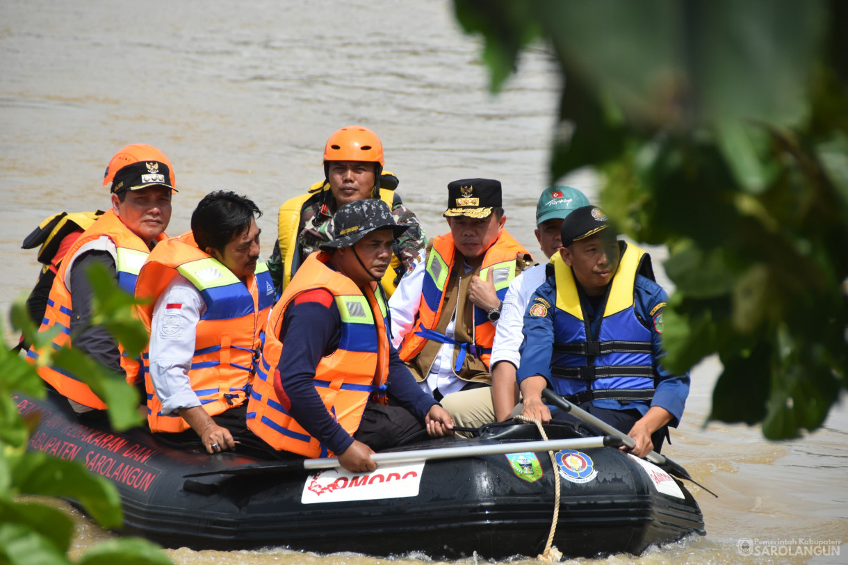 20 Januari 2023 - Mendampingi Gubernur Jambi Meninjau Lokasi Terdampak Banjir Serta Memberikan Bantuan Di Mandiangin Tuo Kecamatan Mandiangin