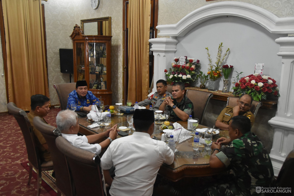 3 Juni 2024 - Makan Siang Bersama Anggota Paskibraka Sarolangun Dalam Rangka Peringatan Hari Lahir Pancasila Di Rumah Dinas Bupati Sarolangun