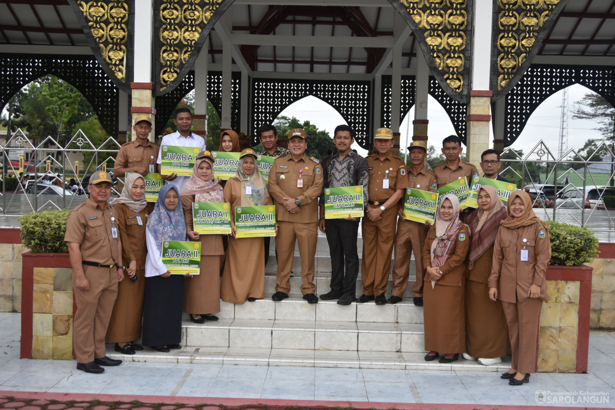 11 Desember 2023 - Apel Gabungan Sekaligus Penyerahan Hadiah Lomba Kegiatan UMKM Bangkit Dan Gabungan Kelompok Tani Terbaik Tingkat Kabupaten Sarolangun Di Lapangan Gunung Kembang Sarolangun