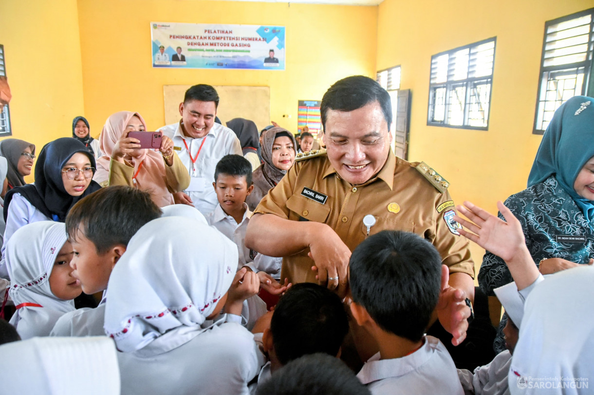 21 Nov 2023 - Penjabat Bupati Sarolangun Menghadiri dan Membuka Secara Resmi Pelatihan Peningkatan Kompetensi Numerasi Dengan Metode GASING Tahun 2023 Bagi Anak Sekolah Dasar dan Guru Pemdamping Se Kec. Sarolangun, diaula SKB SMP 36 Sarolangun