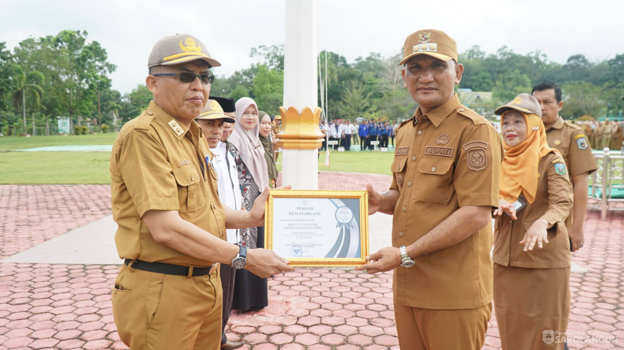 20 April 2026 Bupati Sarolangun Serahkan Penghargaan Orang Tua Asuh Cegah Stunting, Penyerahan Bonus Pemenang MTQ Tingkat Provinsi Jambi Tahun 2025