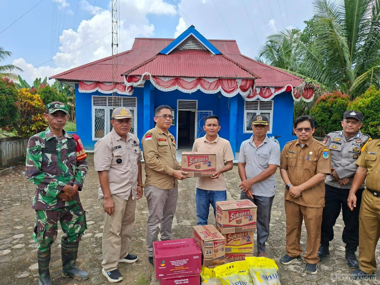 28 April 2026 Bupati Sarolangun, Wakil Bupati Sarolangun, dan Sekretaris Daerah Kabupaten Sarolangun meninjau sejumlah lokasi terdampak banjir sekaligus menyalurkan bantuan kepada masyarakat yang terdampak banjir di wilayah kabupaten sarolangun