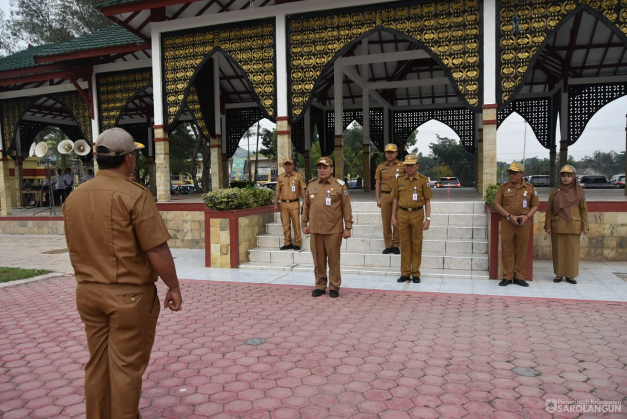 18 September 2023 - Penjabat Bupati Sarolangun Memimpin Apel Gabungan Sekaligus Memberikan Santunan JKM Dan Beasiswa Di Lapangan Gunung Kembang Sarolangun