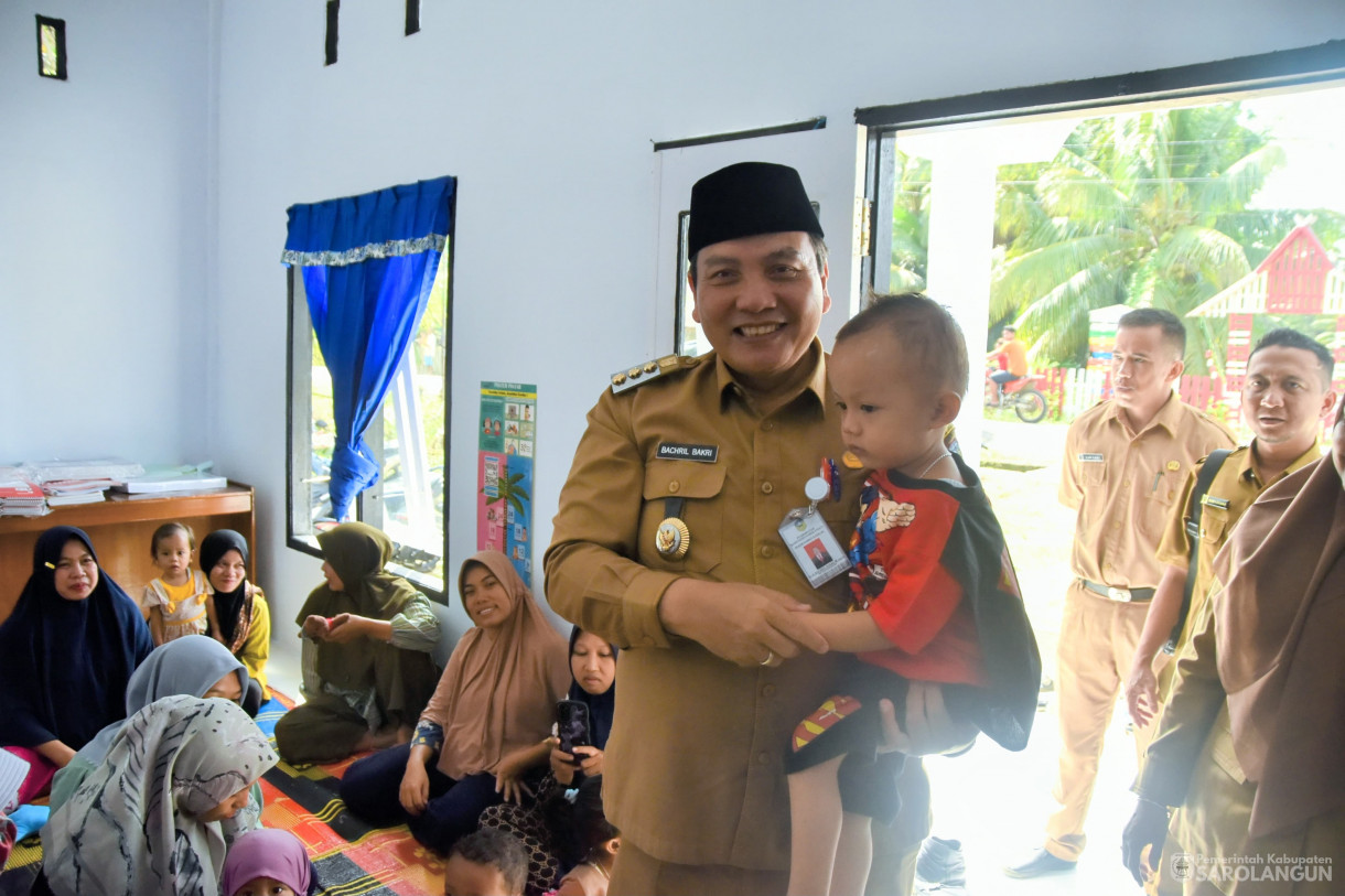 28 November 2023 - Meninjau Dan Memberikan Makan Pada Anak Beresiko Stunting Di Rumah Cegah Stunting Desa Bernai