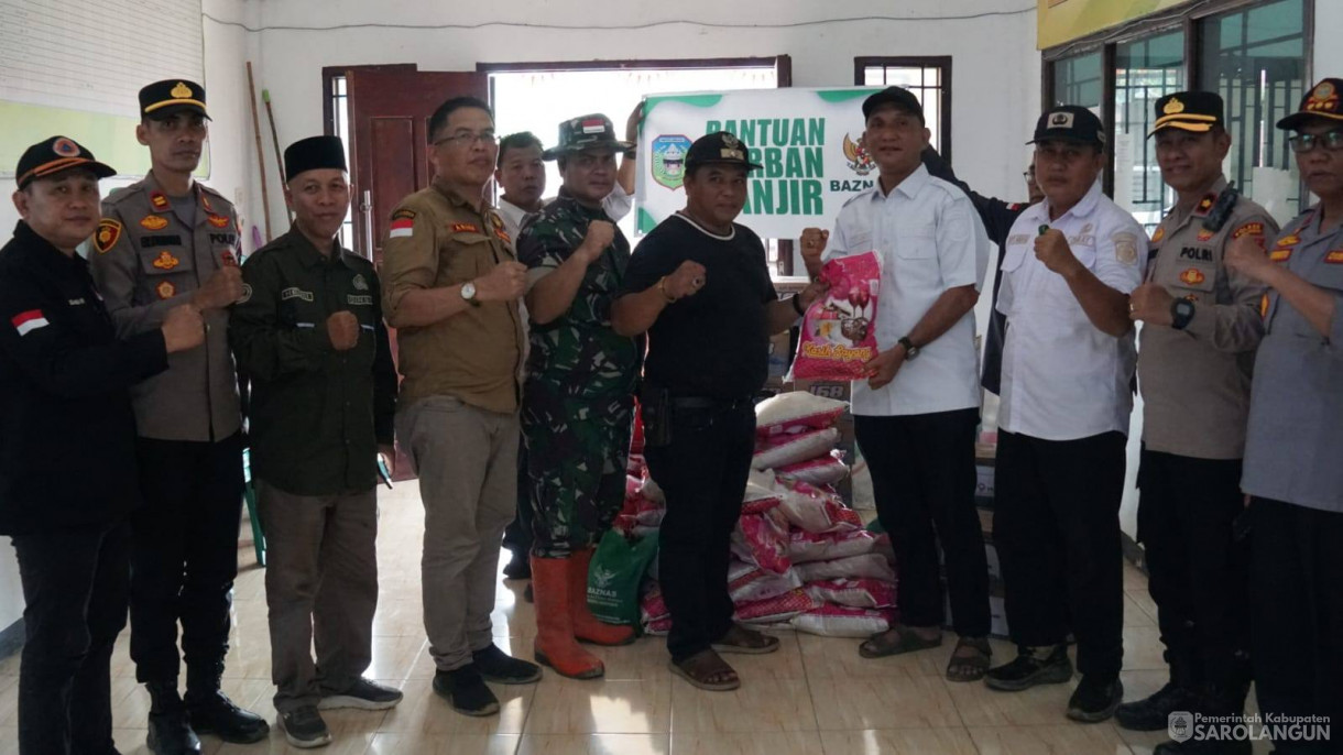 29 April 2026 Bupati Sarolangun melakukan peninjauan jembatan putus, serta menyerahkan bantuan terhadap korban terdampak banjir di Kecamatan Bathin VIII