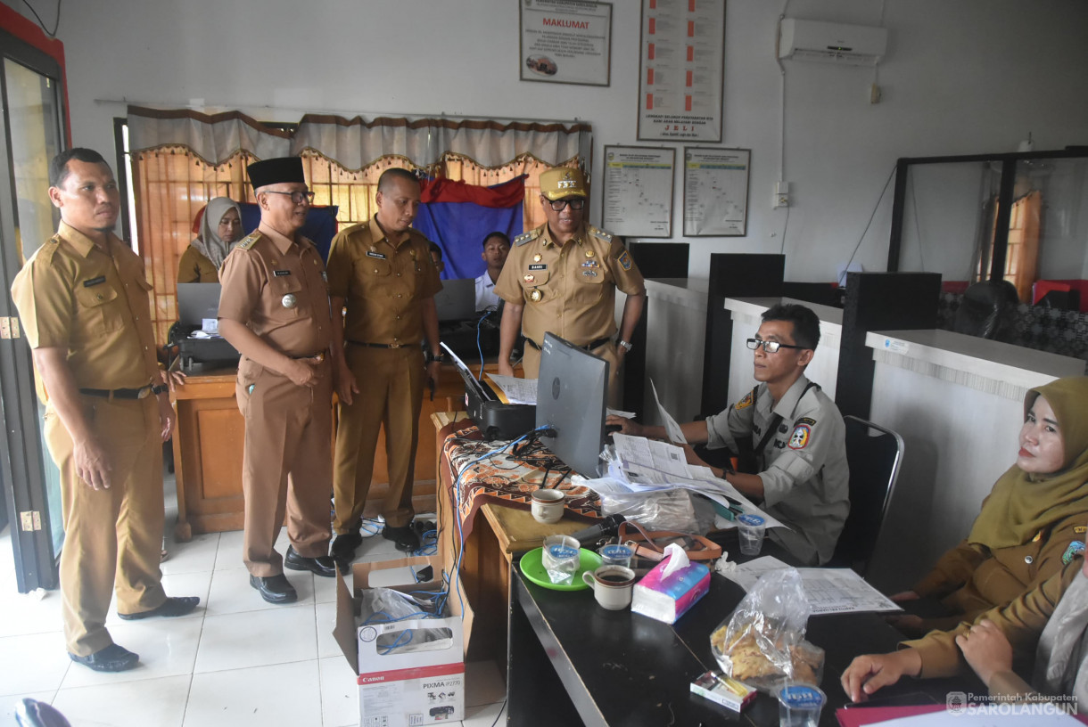 11 November 2024 - Meninjau Perekaman KTP Elektronik, bertempat di Kantor Camat Singkut