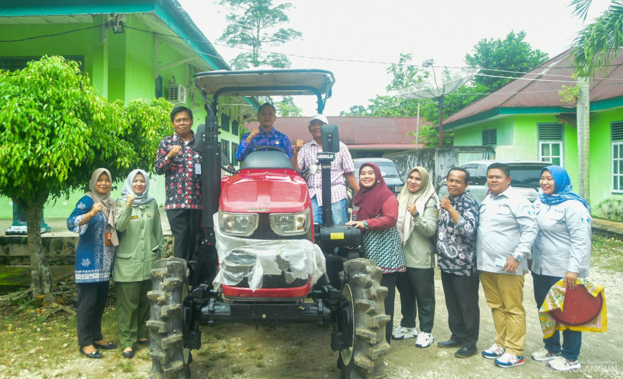 23 April 2026 Penyerahan bantuan alat dan mesin pertanian tractor di Dinas TPHP Sarolangun