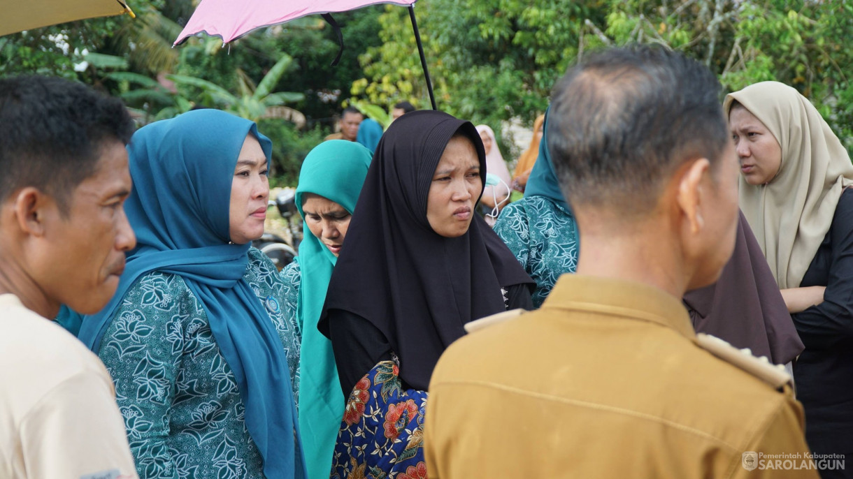 21 April 2026 Ketua TP PKK Kabupaten Sarolangun Tinjau Langsung proses pencarian korban tenggelam di Dam kutur, Desa Monti Kecamatan Limun