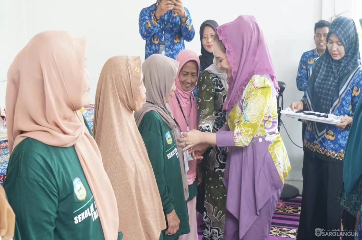 17 Juni 2026 Ketua TP. PKK Kab. Sarolangun membuka acara Launching Sekolah Lansia Sinar Senja kelurahan Dusun Sarolangun